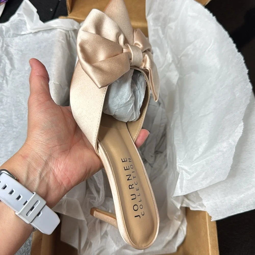 Journee Collection Women's Tiarra Pump Elegant Cream Bow Heels - Picture 8 of 9